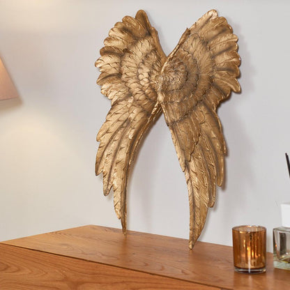 Goldene Engelsflügel aus Kunstharz: Majestätische Wanddekoration, handbemalt
