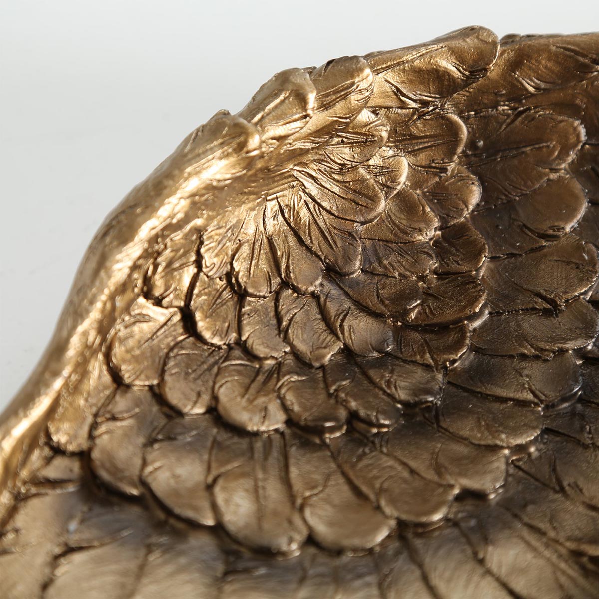 Goldene Engelsflügel aus Kunstharz: Majestätische Wanddekoration, handbemalt