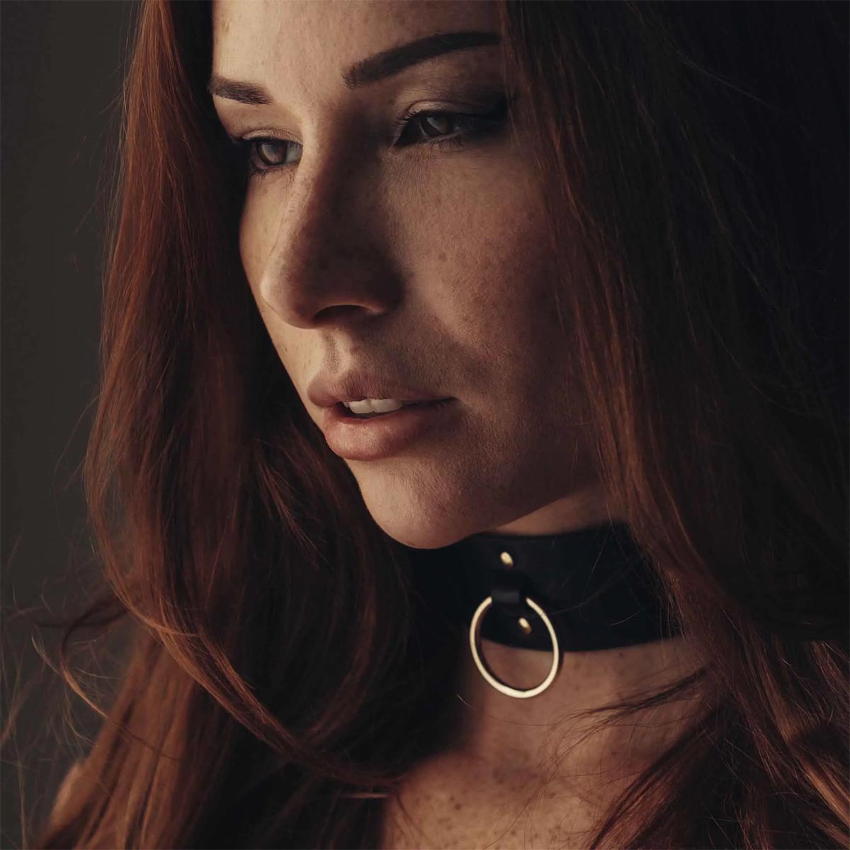 Bijoux Indiscrets Wide Choker Black: Luxuriöses Halsband und Leine aus Spanien