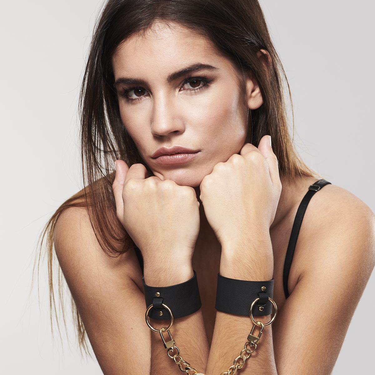 Bijoux Indiscrets MAZE - Wide Cuffs Black: Vegane Handschellen, exklusiv aus Spanien