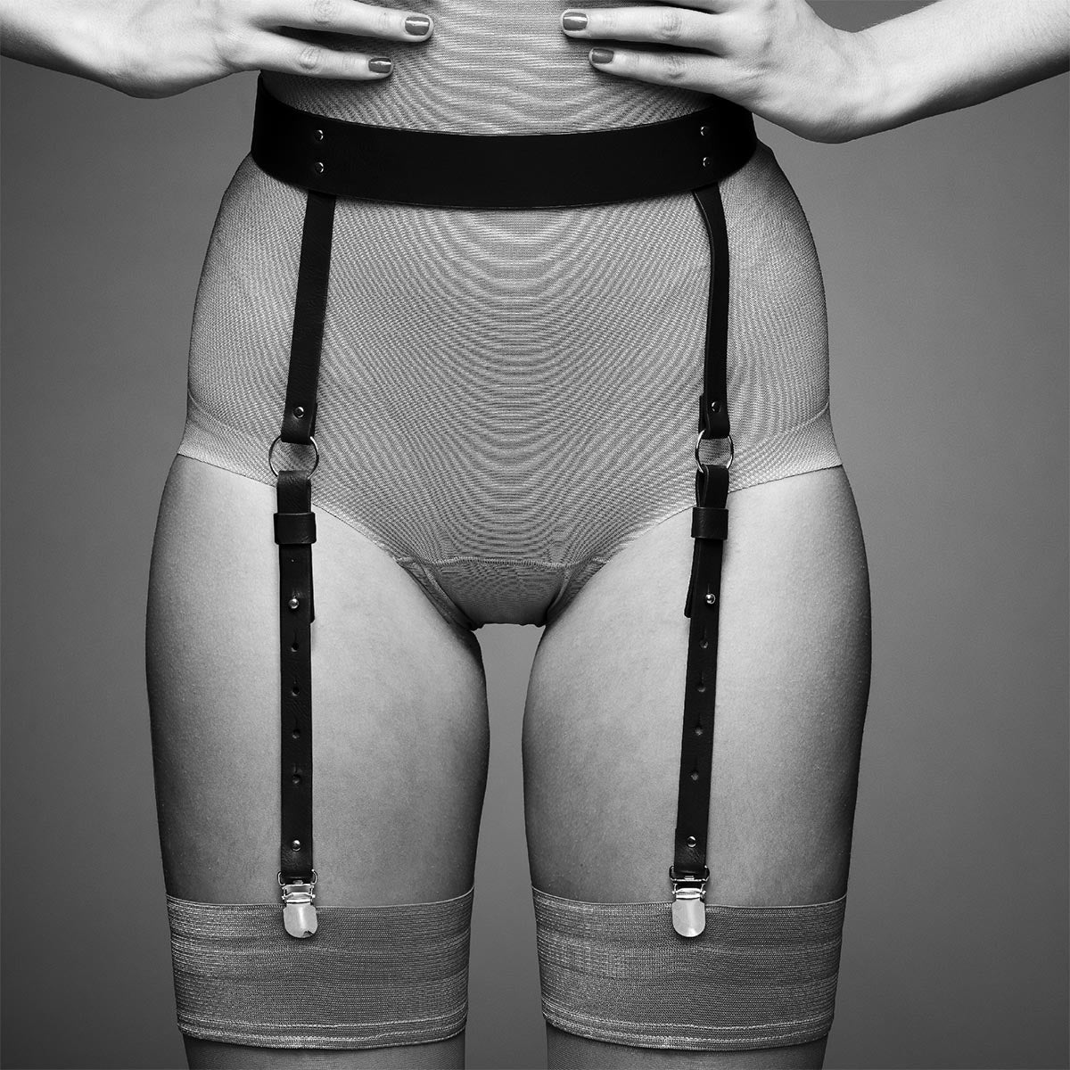Bijoux Indiscrets MAZE - Suspender Belt: Braune Straps, vegan, spanisches Design