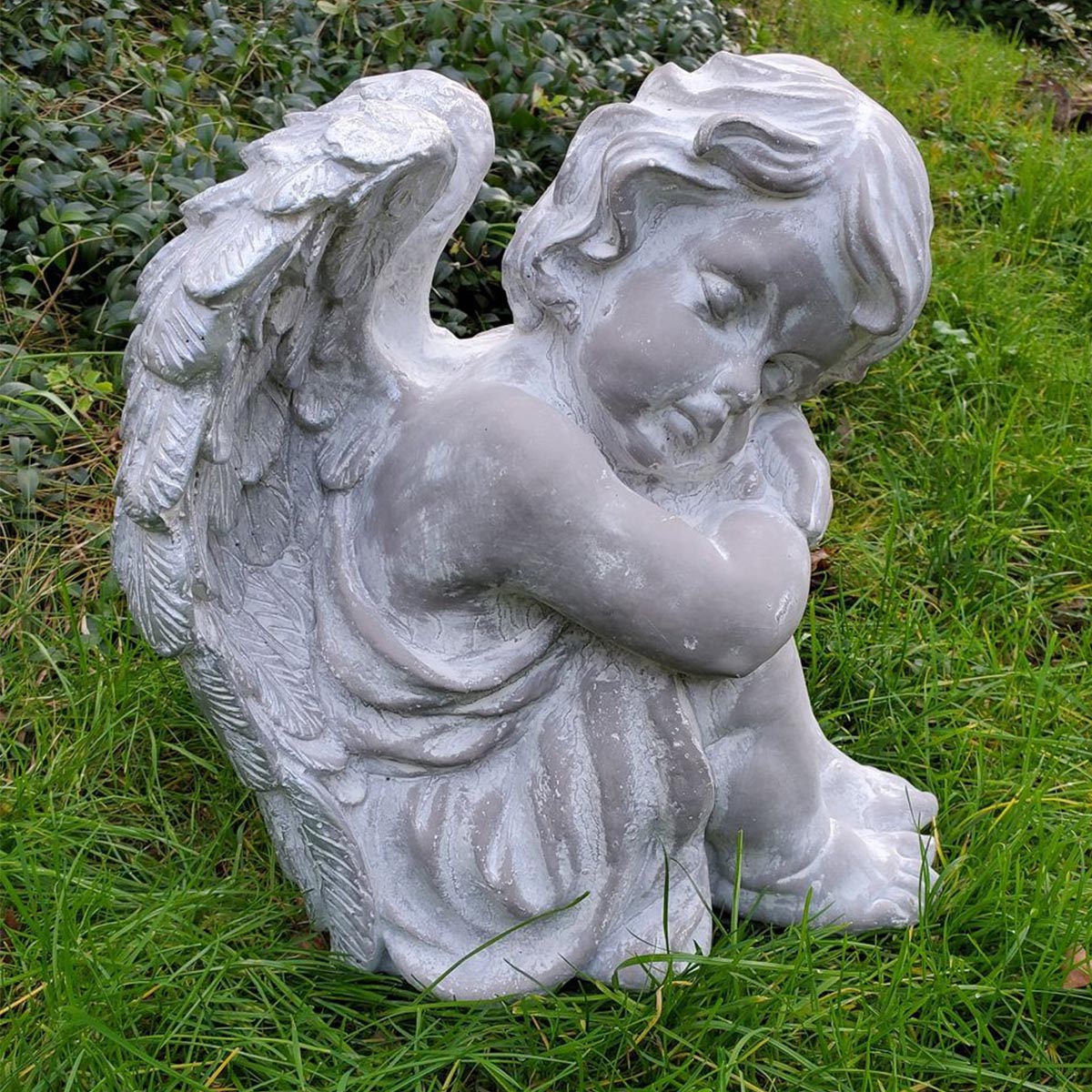 FeineHeimat Schlafender Engel sitzend 34 cm - Antikweiß, Silberne Flügel, Zarte Gartendekoration